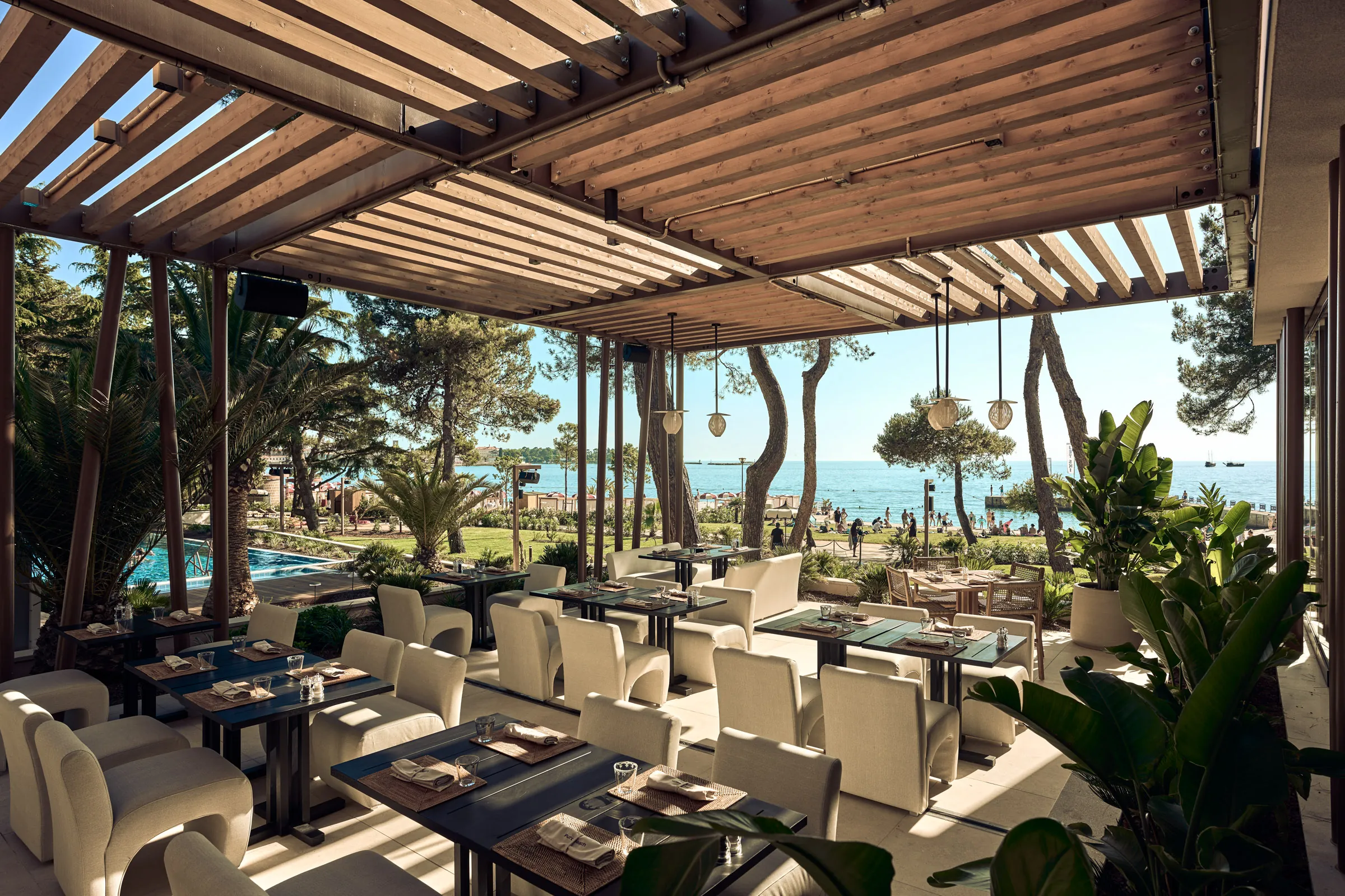 Puro beach restaurant uz more