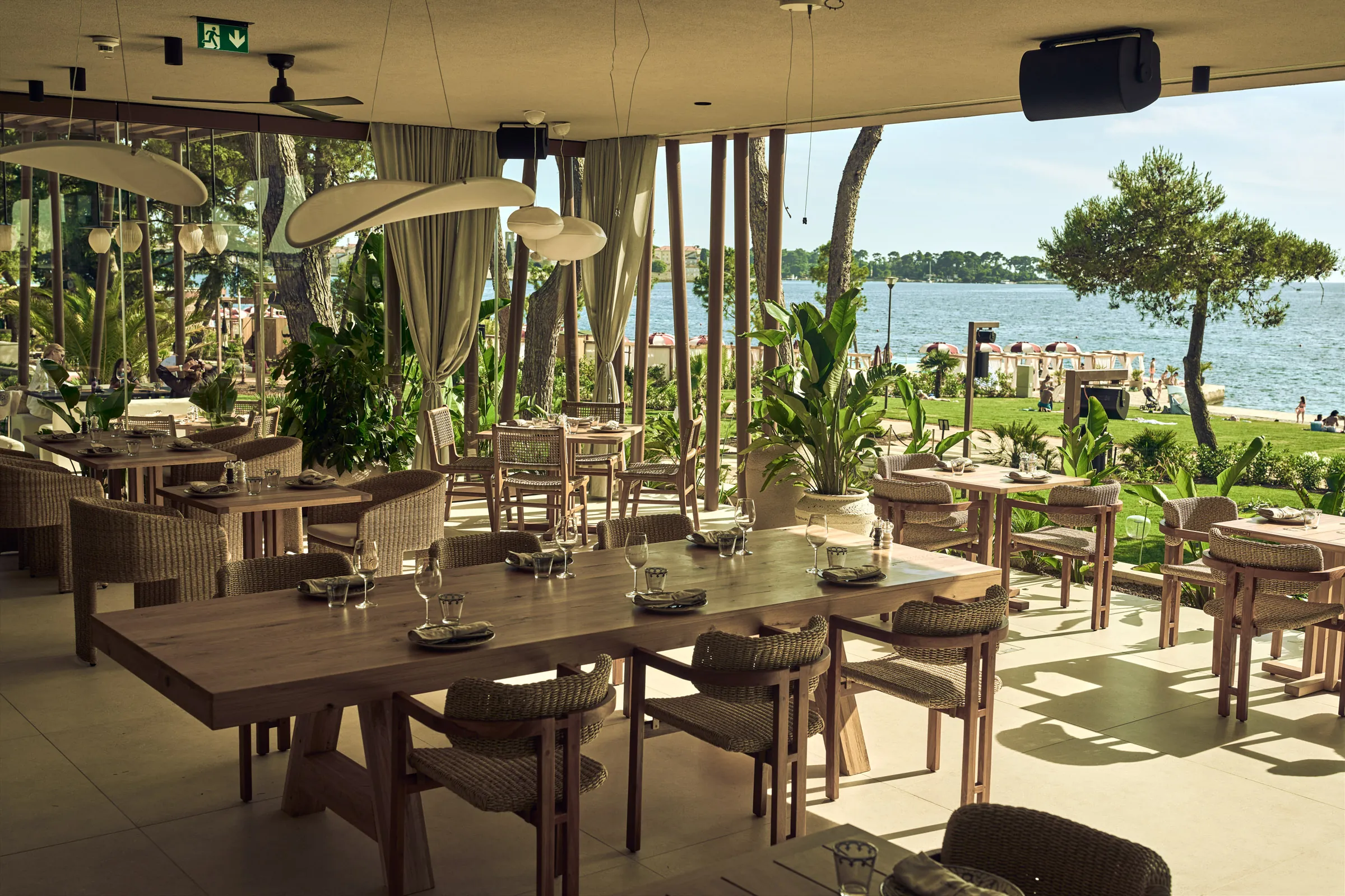 Puro beach restaurant — terasa uz more